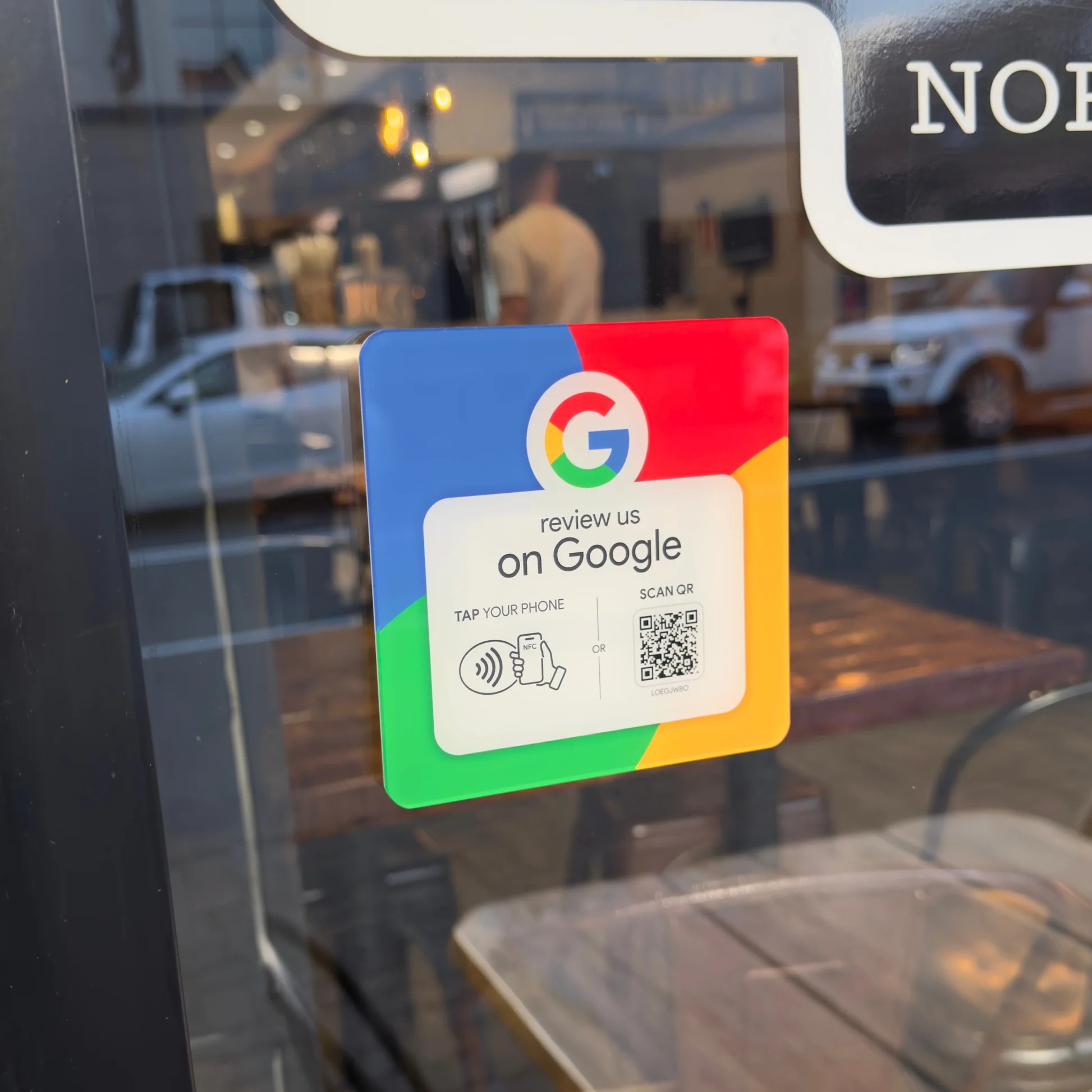 Card NFC per recensioni Google esposta su un banco, pronta all'uso
